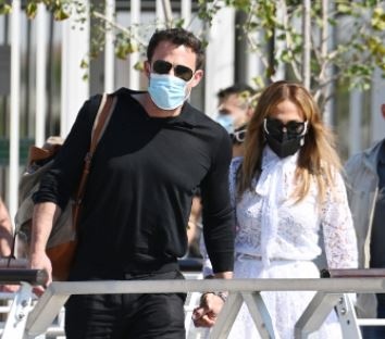 Сияещи и хванати за ръце певицата и актриса Дженифър Лопес